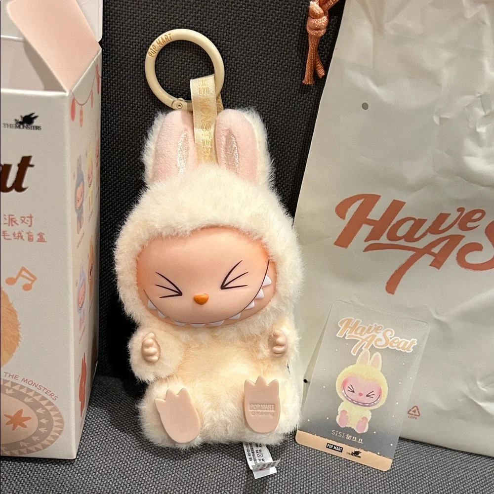 Labubu Have A Seat Sisi - Picture 3 of 7